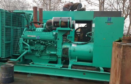 三穗发电机组如何判断水冷式机油散热器内部是否需要清洗？